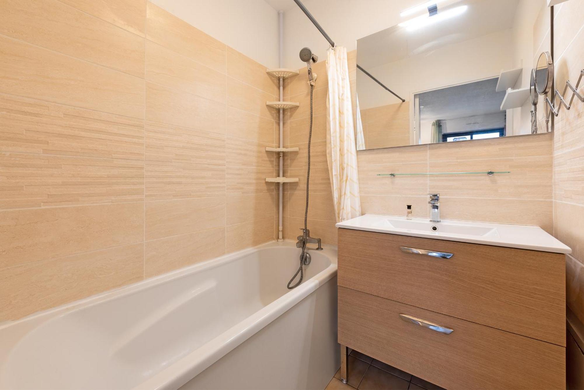 Appartement T2 Dans Residence, Terrasse Privee Et Parking *